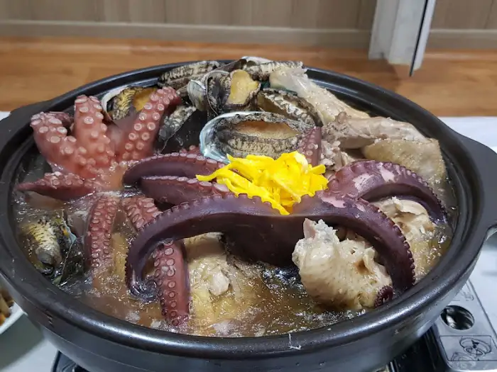 전복과 낙지, 닭이 어우러진 회춘탕 클로즈업