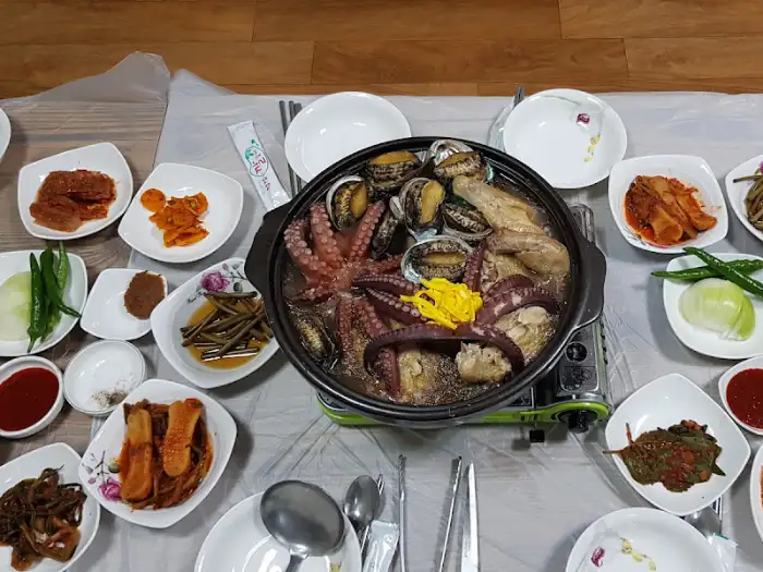 회춘탕과 함께 차려진 여러 반찬들
