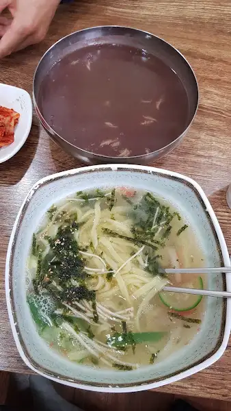 맑은 조개 육수에 닭칼국수 면과 해물이 들어간 해물칼국수