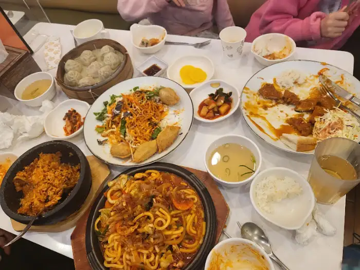 테이블 가득 차려진 음식들