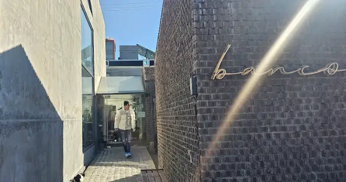 banco 카페 입구로 들어서는 통로