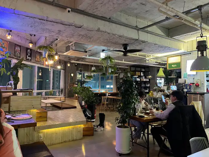 banco 카페 내부의 다양한 좌석과 공간