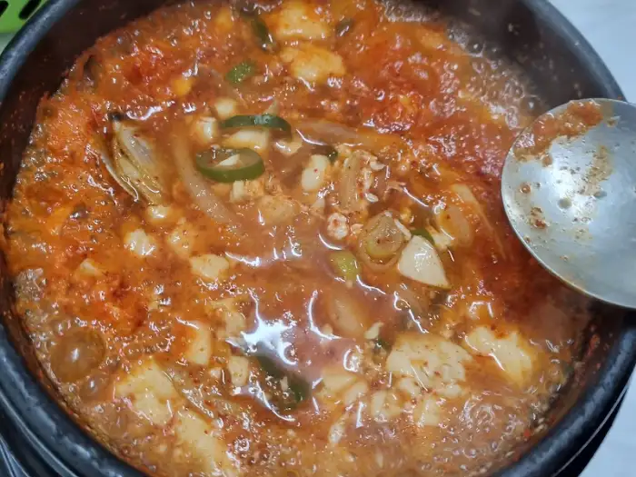 보글보글 끓고 있는 순두부찌개