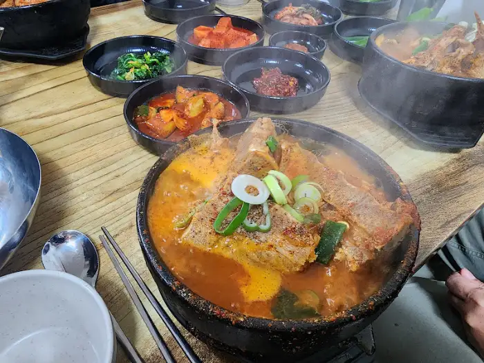 식탁 위에 차려진 여러 음식 사진