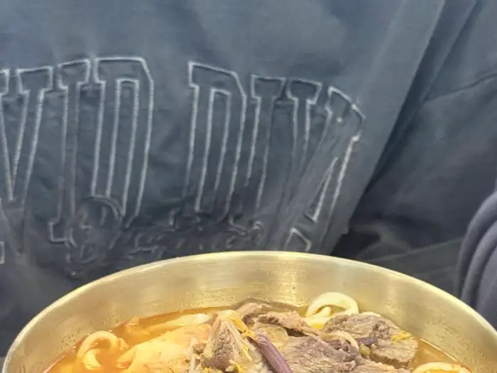 창동 육개장 맛집 창동육칼의 큼지막한 고기가 인상적인 육개장 근접샷