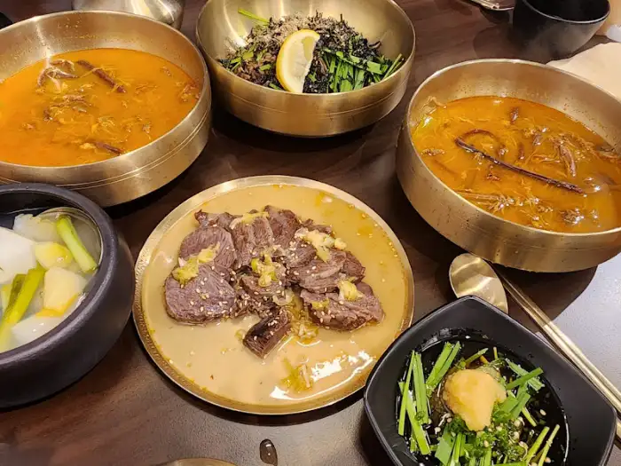 창동 육개장 맛집 창동육칼의 들기름 막국수와 메인 메뉴가 함께 나온 상차림