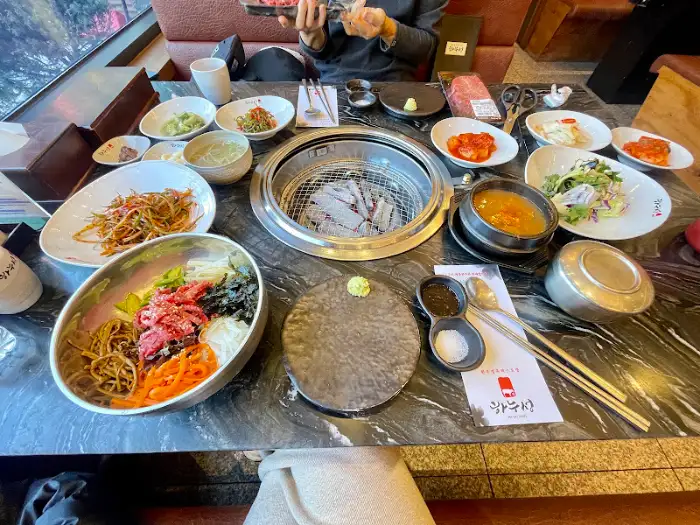 다양한 밑반찬과 함께 차려진 한상차림
