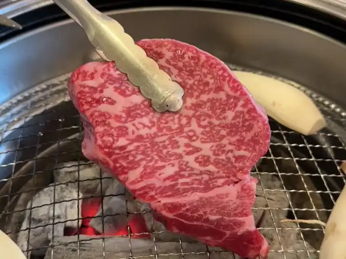 불판 위에 올려진 두툼한 횡성한우
