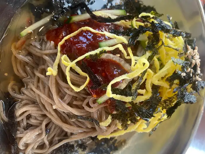 맛깔스럽게 비벼진 비빔막국수