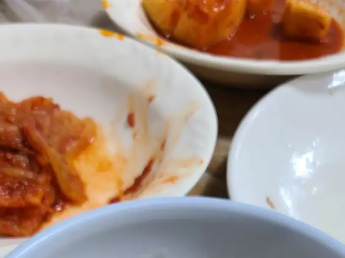 먹음직스러운 김치와 깍두기