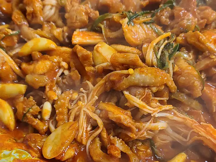 매콤달콤한 닭 주물럭