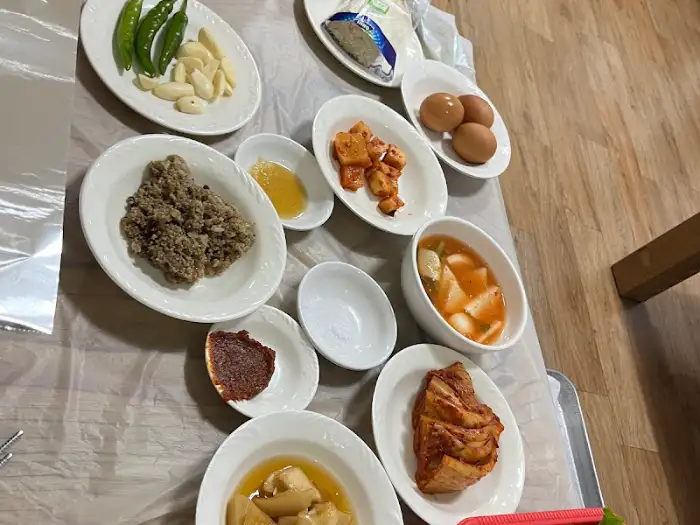 깔끔한 닭백숙과 곁들임 반찬