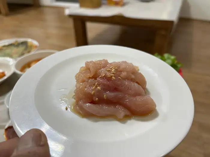 신선한 닭고기 육회
