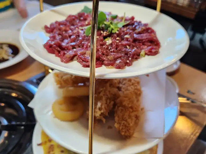 세 가지 메뉴가 층층이 쌓인 대박세트