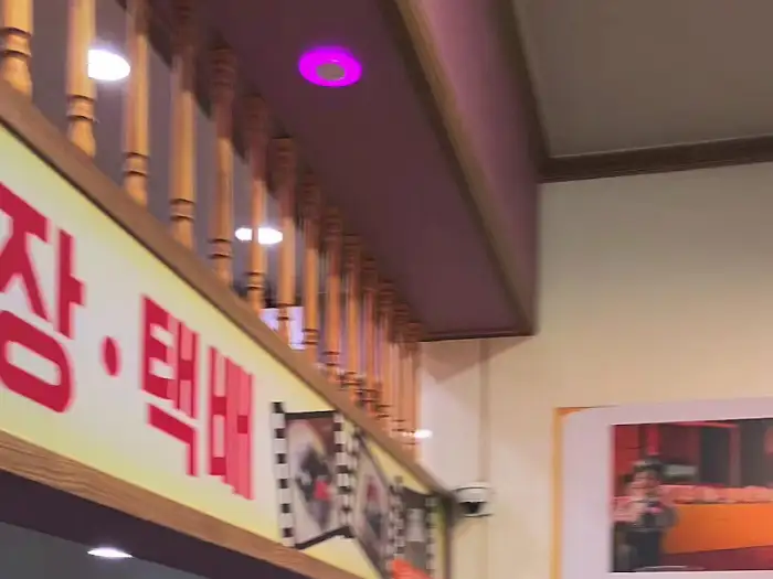 가게 벽면의 '장·택배' 문구와 필름 디자인