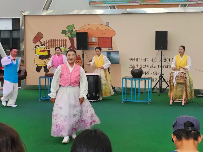 전통 공연을 준비하는 모습