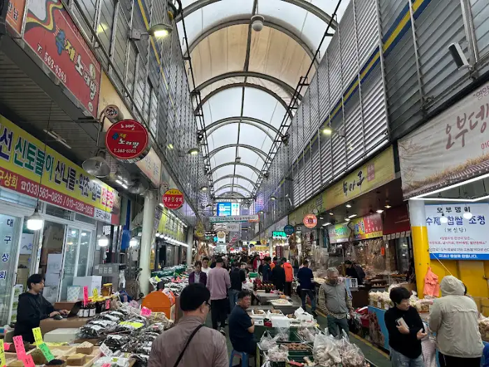 다양한 상품이 진열된 시장 통로