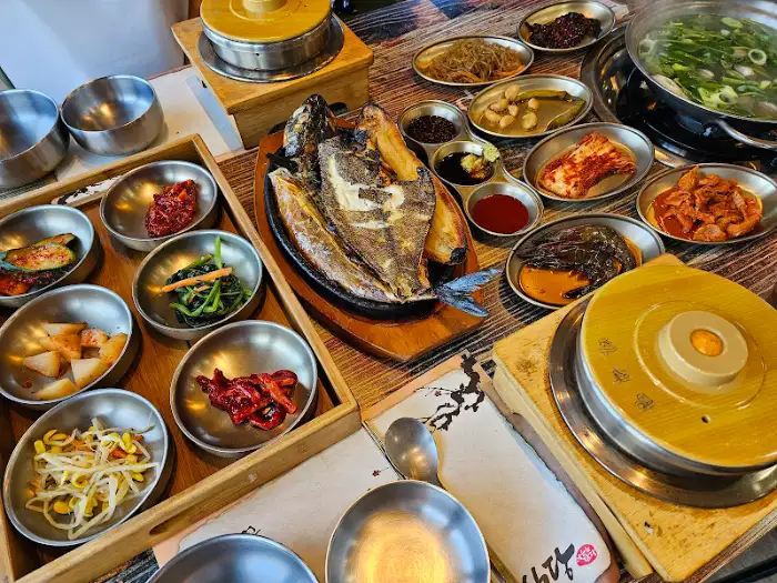 솥밥과 함께 제공되는 한상차림