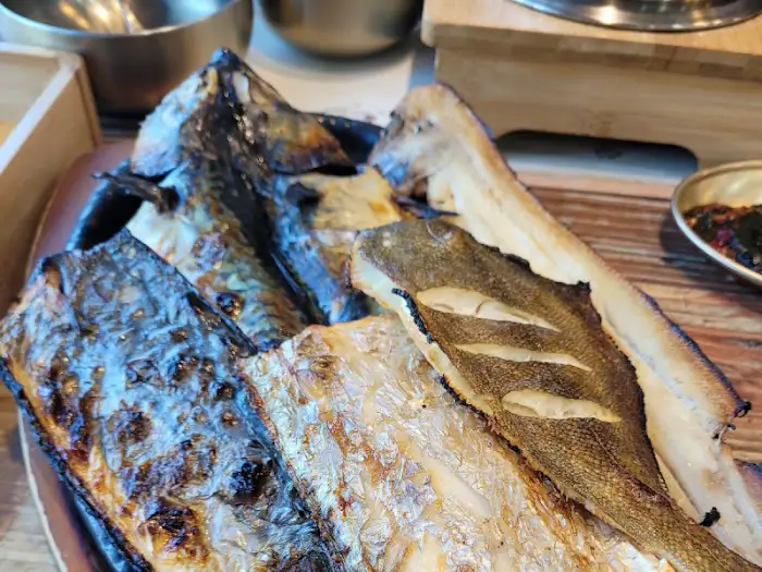 노릇하게 잘 구워진 생선 구이