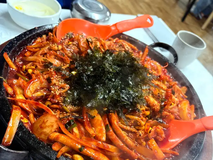 매콤한 오징어볶음과 밥 비벼먹는 모습