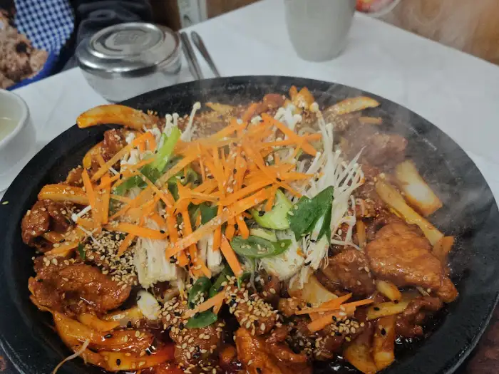 당근채와 팽이버섯으로 장식된 오징어볶음