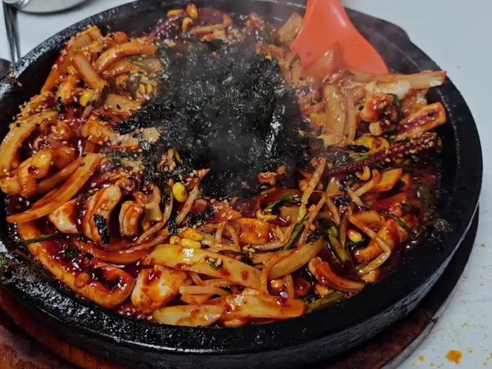 오징어볶음에 김가루와 소스가 섞인 모습