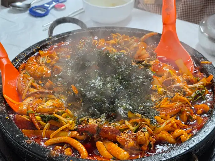 오징어볶음 위에 김가루를 듬뿍 올린 모습