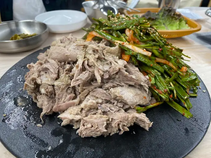 잘 차려진 황칠 오리 한상