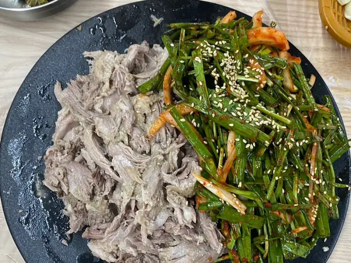 푸짐하게 나온 황칠 오리와 부추무침
