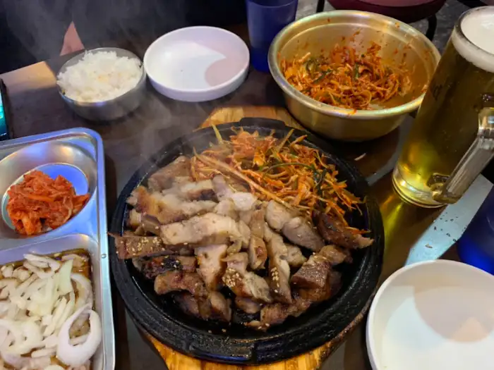 식탁 위 음식과 맥주