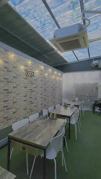 천추남원추어탕 내부 테이블 및 조명