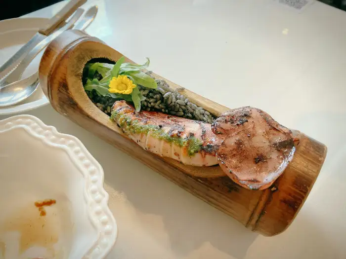 대나무 통에 담긴 오징어 요리