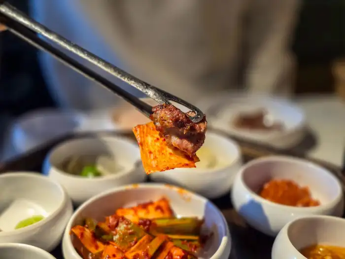 다양한 곁들임 찬과 함께 제공된 고기
