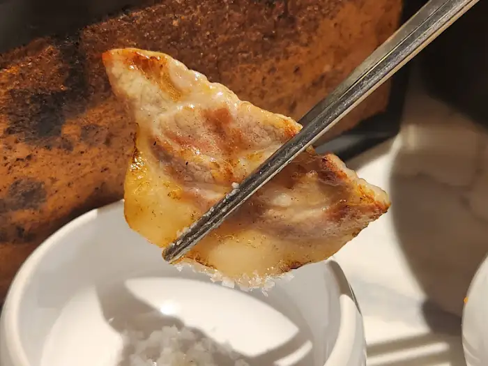 말돈 소금에 찍어 먹는 고기
