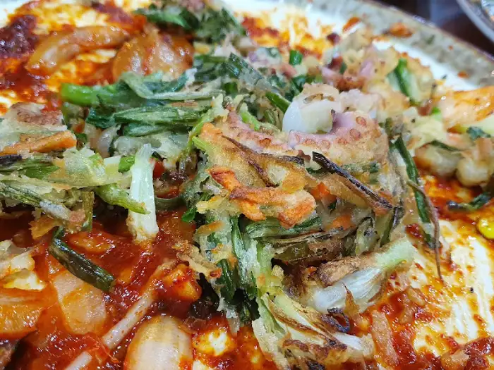 낙지볶음과 함께 나온 푸짐한 채소