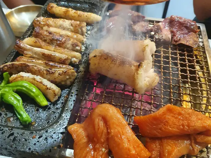 쫄깃한 양이 맛있게 구워지는 모습