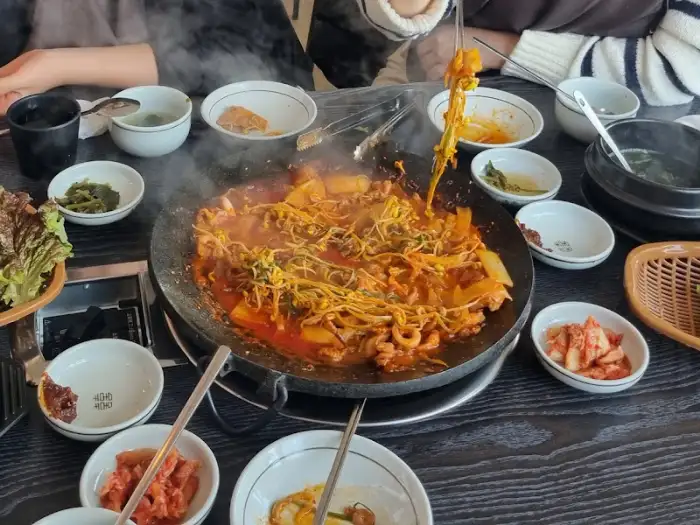 보글보글 끓는 흑돼지 두루치기