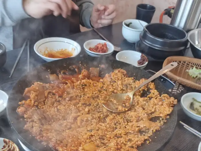 볶아지고 있는 흑돼지 두루치기