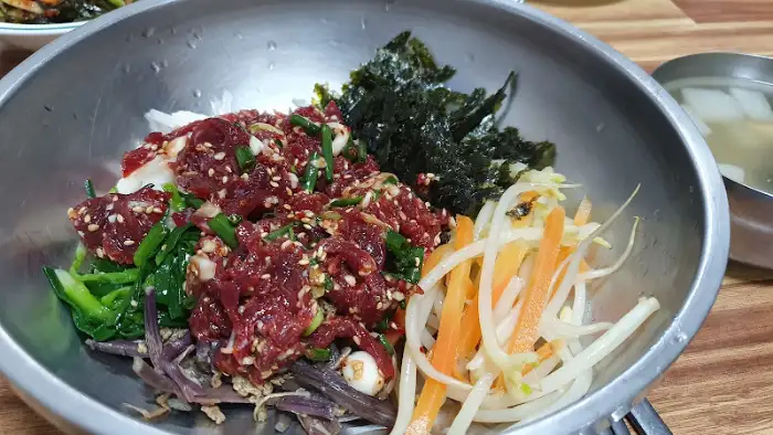 비벼 먹기 전의 육회비빔밥