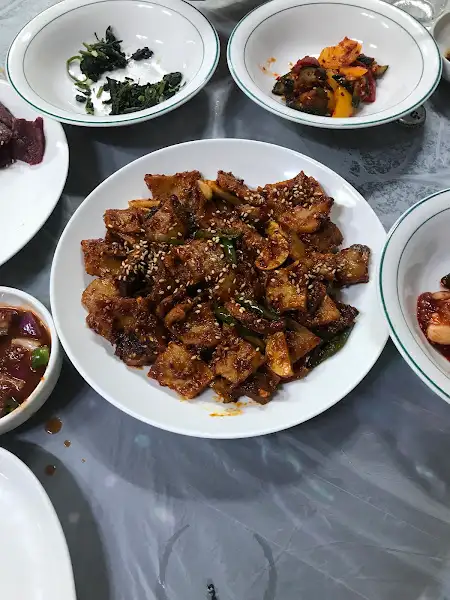 푸짐하게 차려진 한상차림