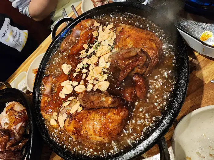 푸짐하게 차려진 누룽지 간장 마늘 통닭