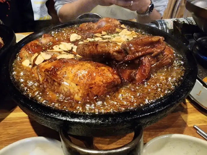 통닭 조각과 소스가 어우러진 모습