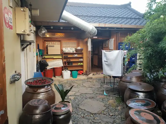 식당 마당의 장독대와 옛날 모습