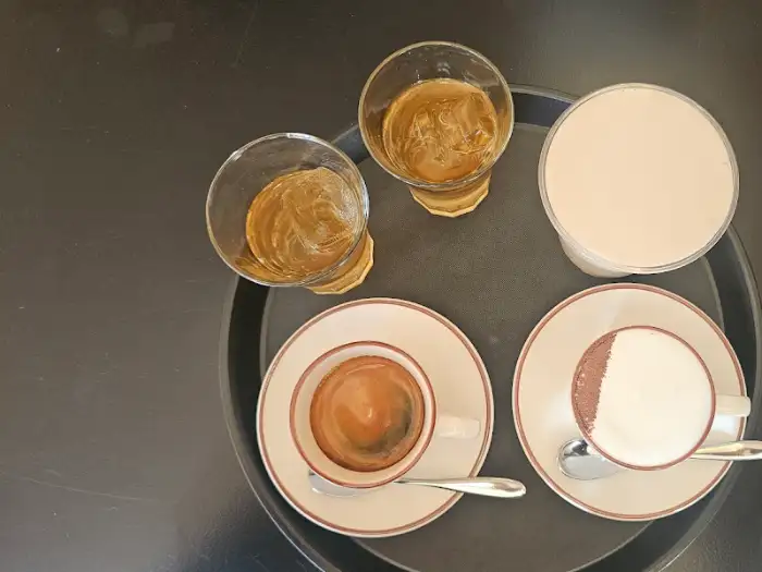 트레이에 담긴 커피와 음료
