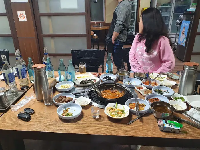 식당 내부의 테이블과 사람들이 식사하는 모습