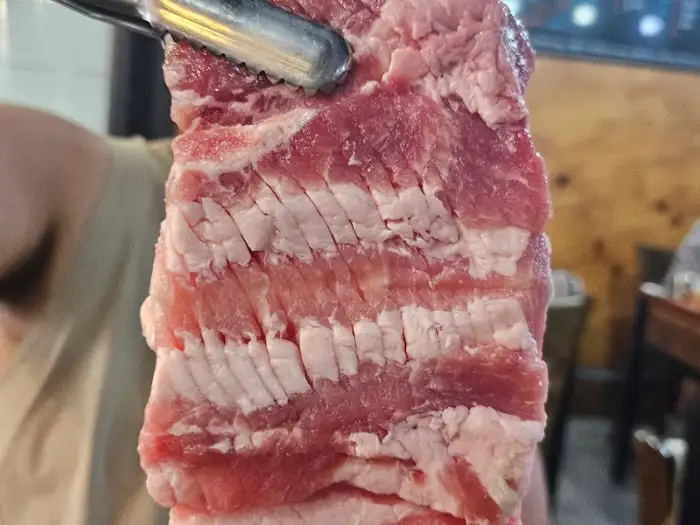 두툼한 흑돼지 생고기