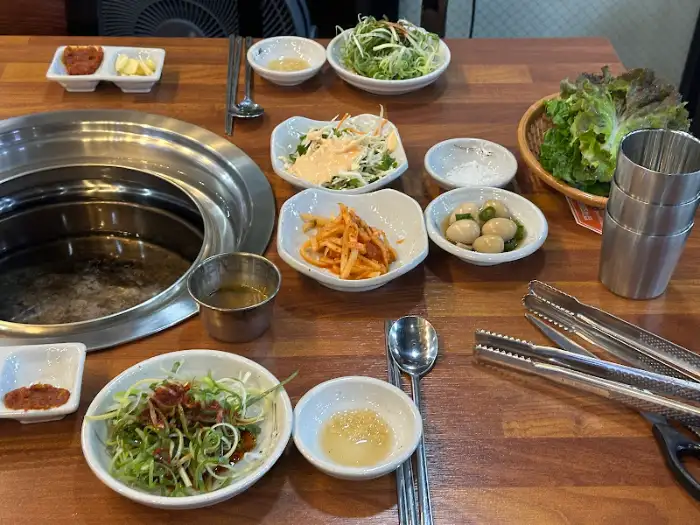 테이블에 차려진 다양한 반찬과 흑돼지