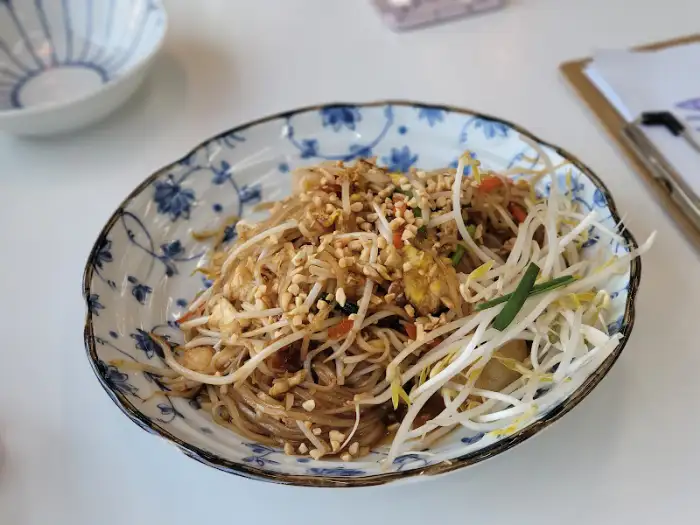 플레이팅된 팟타이. 면발과 숙주, 땅콩이 풍성하게 담겨 있습니다.