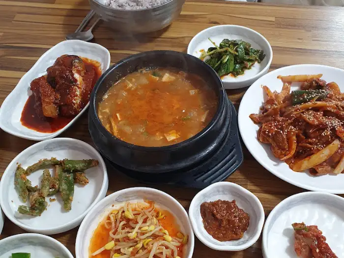 정갈하게 차려진 다양한 밑반찬들