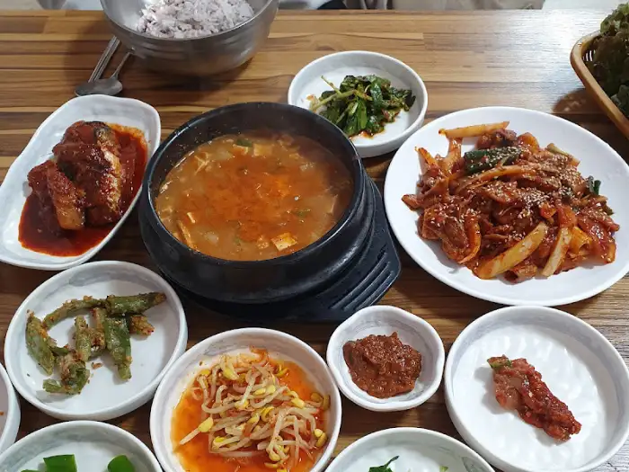 된장찌개와 밥, 그리고 메인 요리가 조화롭게 놓인 모습